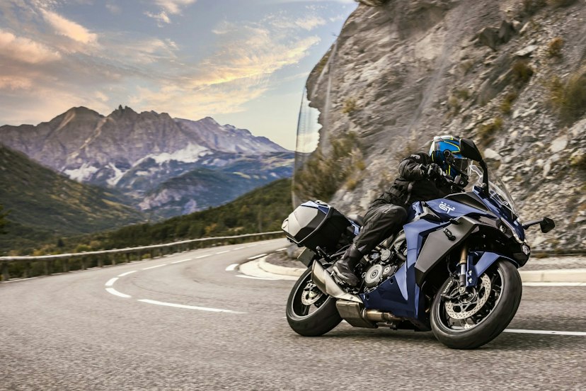Suzuki GSX-S1000GT in der Kurve