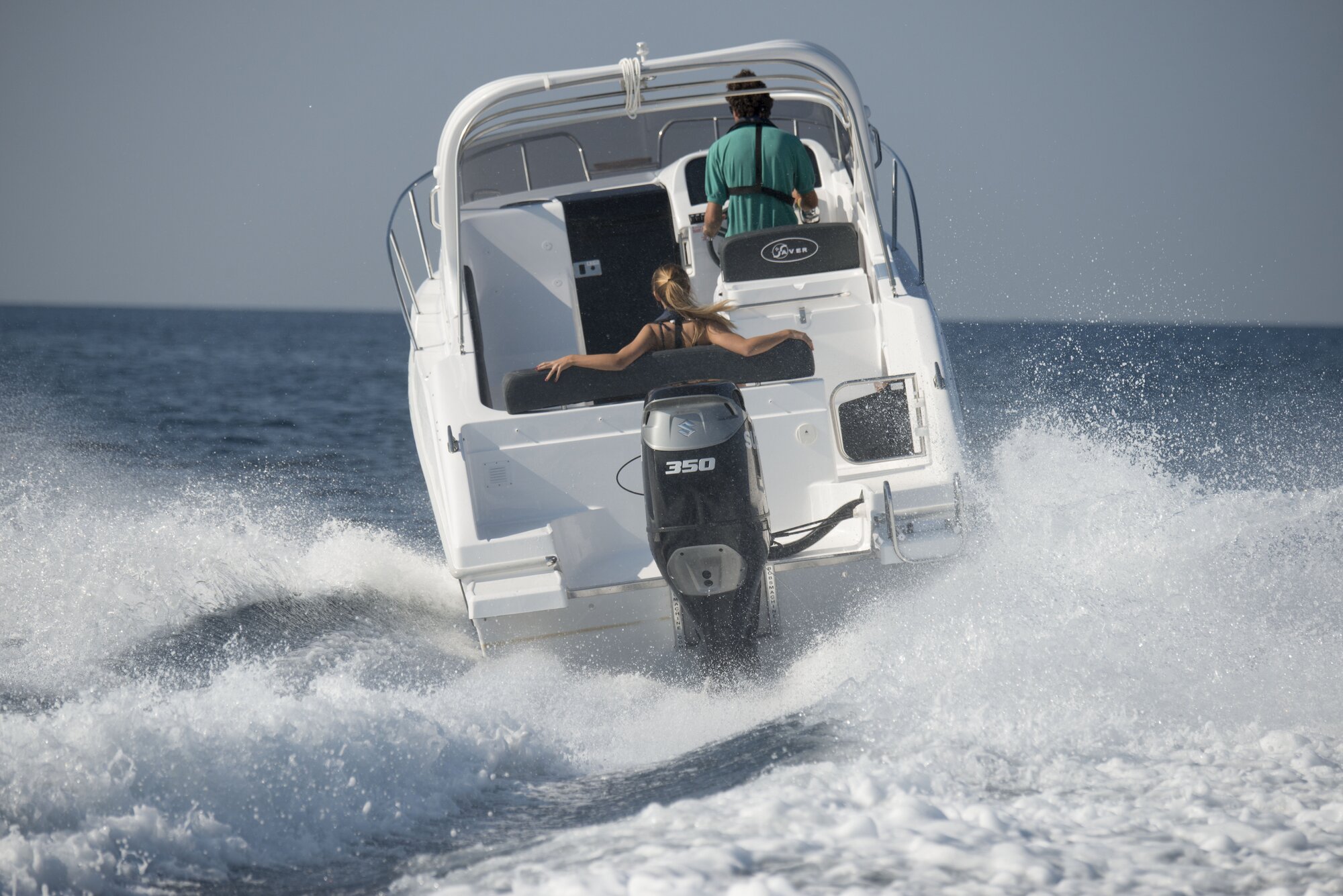 Mann und Frau auf einem Boot