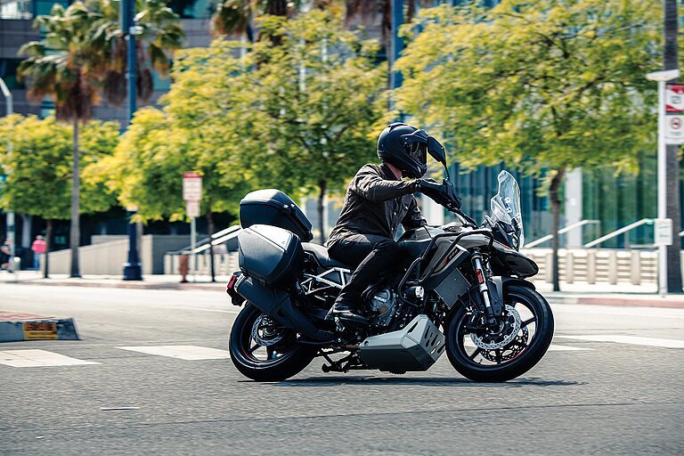 Suzuki V Storm 800 in der Kurve