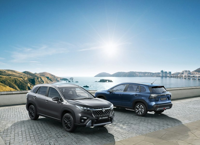 Zwei Suzuki S-Cross, im Hintergrund einen See