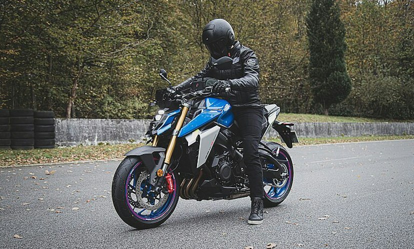 Suzuki GSX-S1000 mit Fahrer