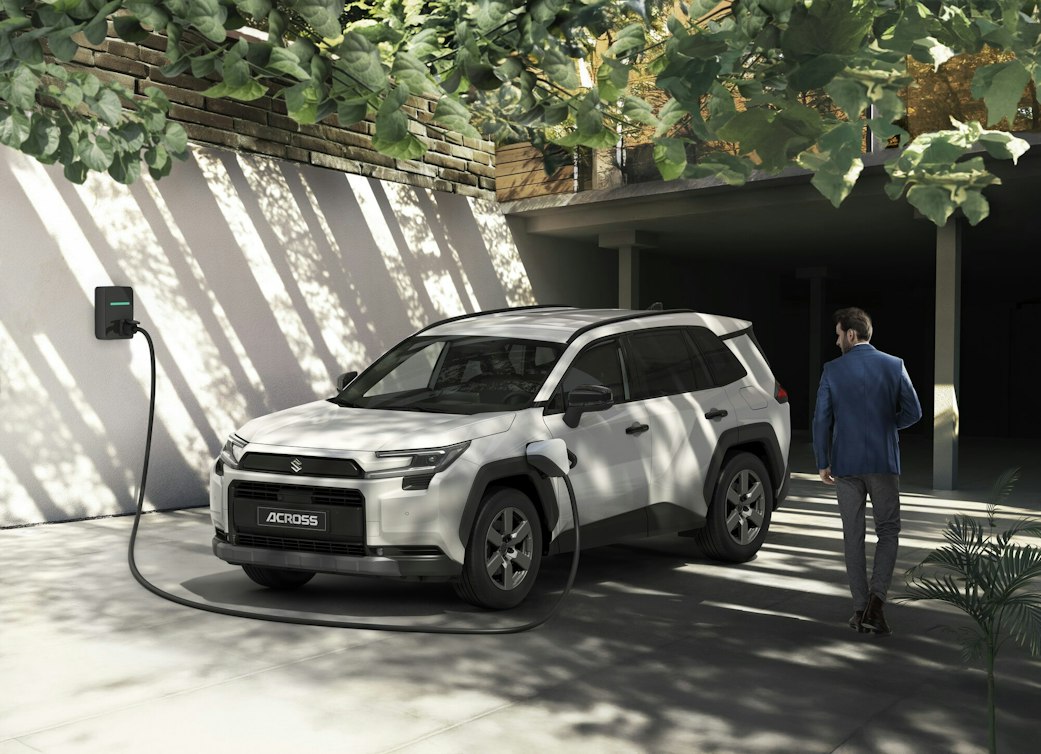 Ein weisser Suzuki Across, im Hintergrund eine Grossstadt