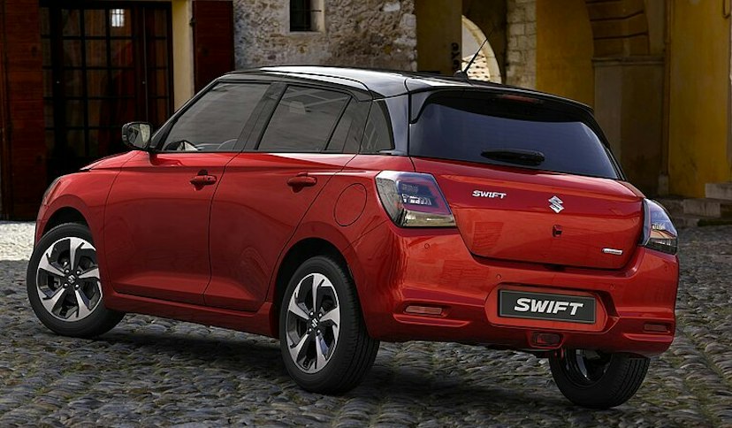 Ein roter Suzuki Swift von hinten