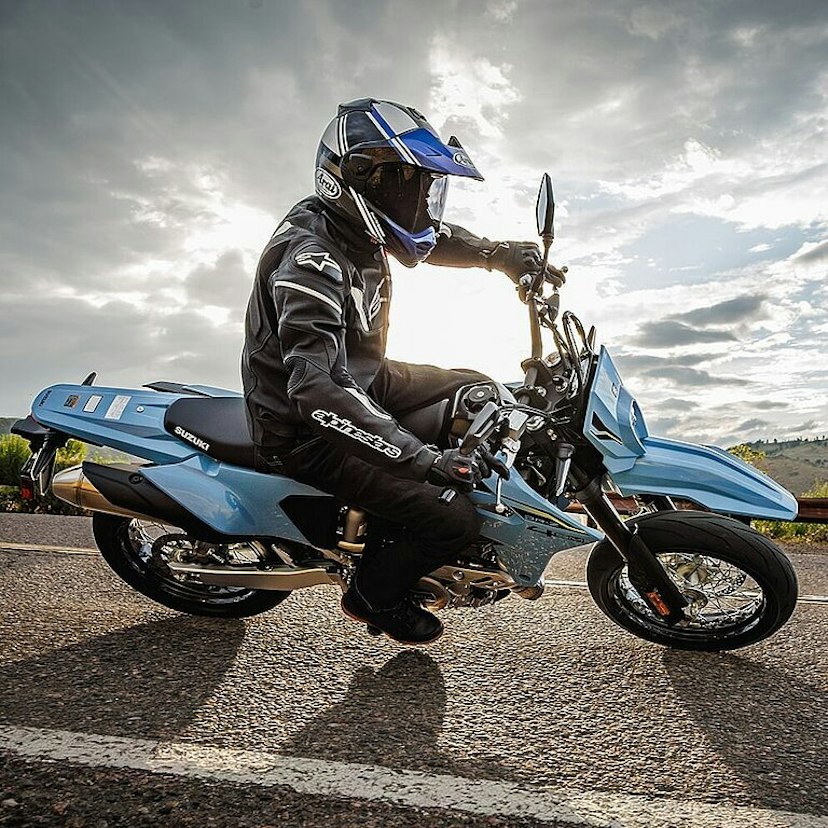 Blaue Suzuki DR-Z4SM mit Fahrer