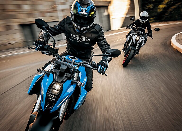 Zwei Suzuki GSX-8S auf Strasse