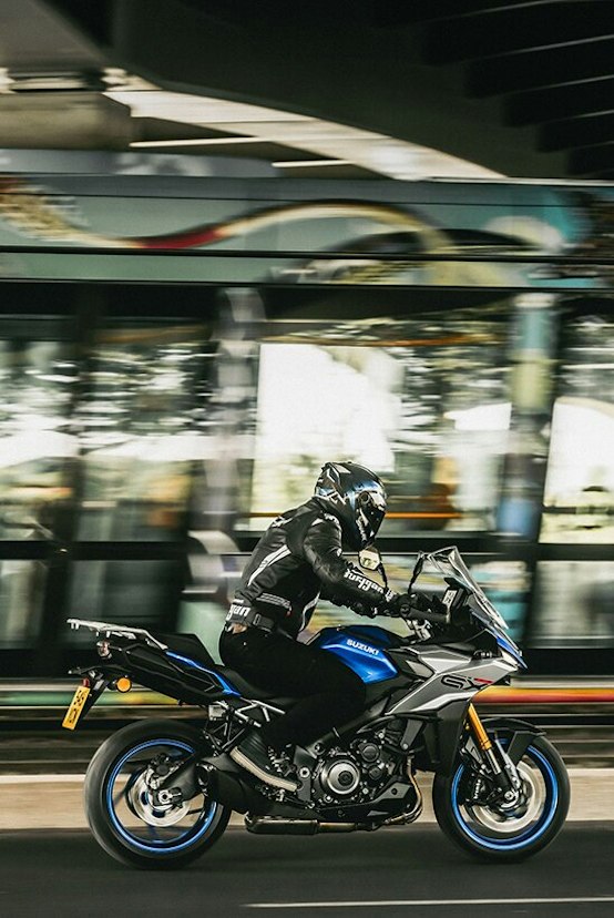 Suzuki GSX-S1000GX mit Fahrer