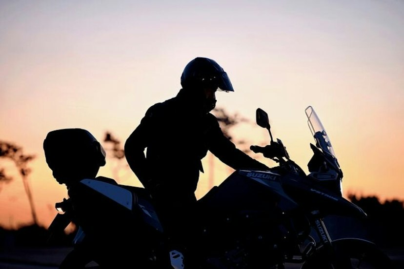 Suzuki V Strom 1050 in der Abendsonne