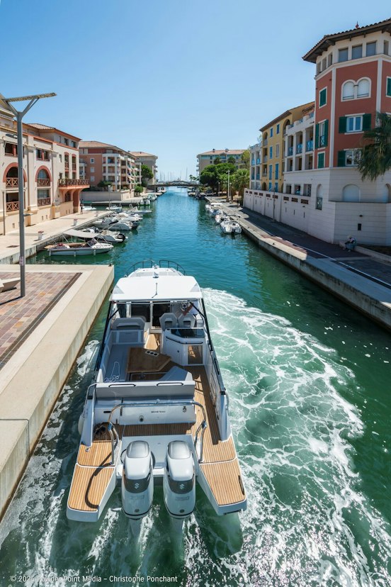 Boot fährt entlang einer Schleuse