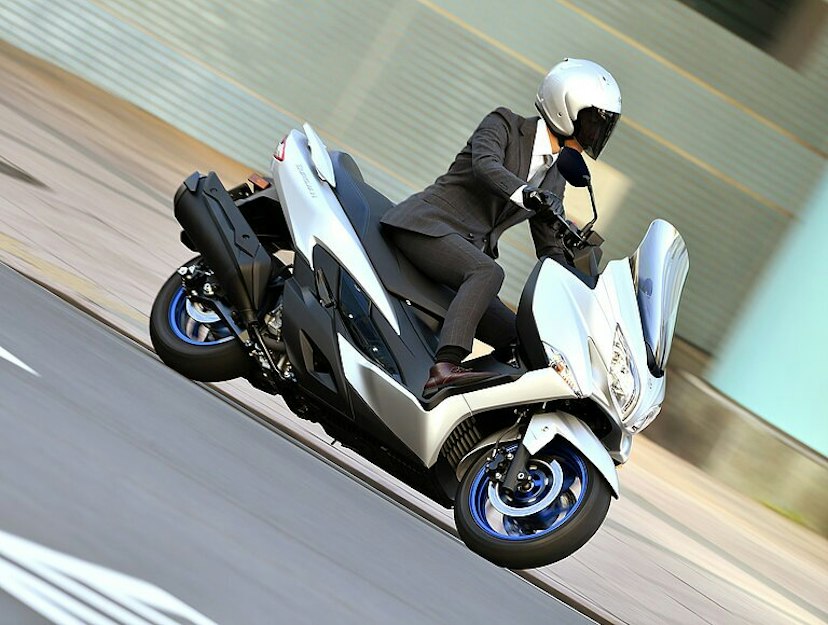 Weisse Suzuki Burgman 400