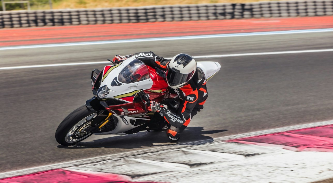 Suzuki GSX-R1000R mit Rennfahrer