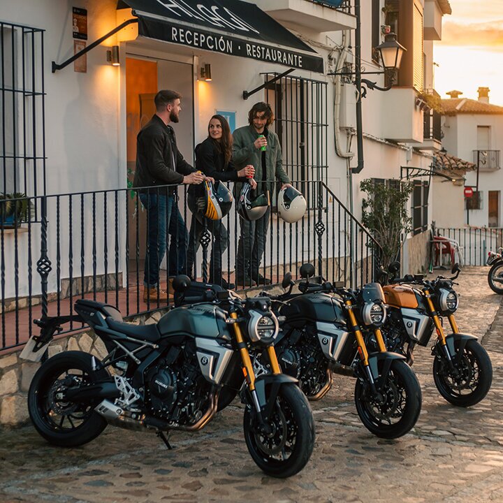 Drei Suzuki GSX-8T vor einem Haus