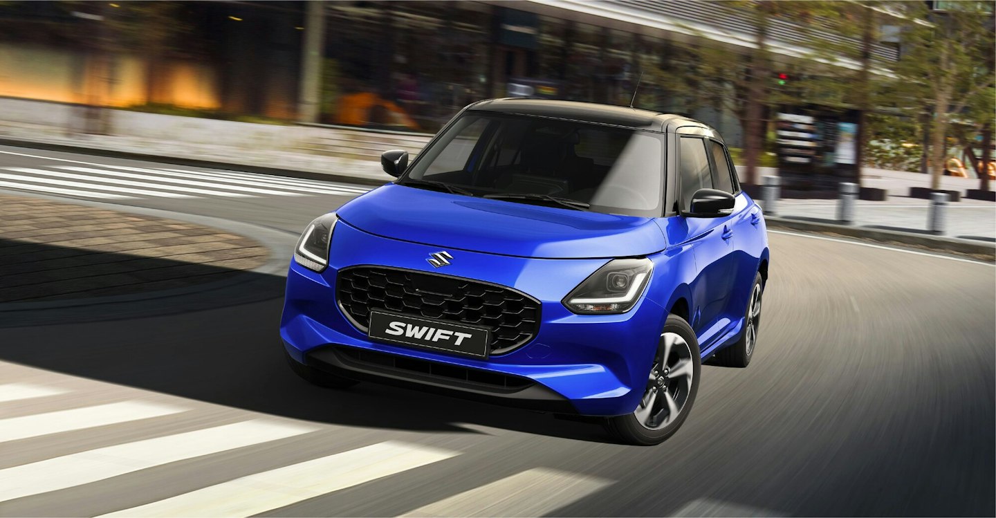 Blauer Suzuki SWIFT in einer Kurve