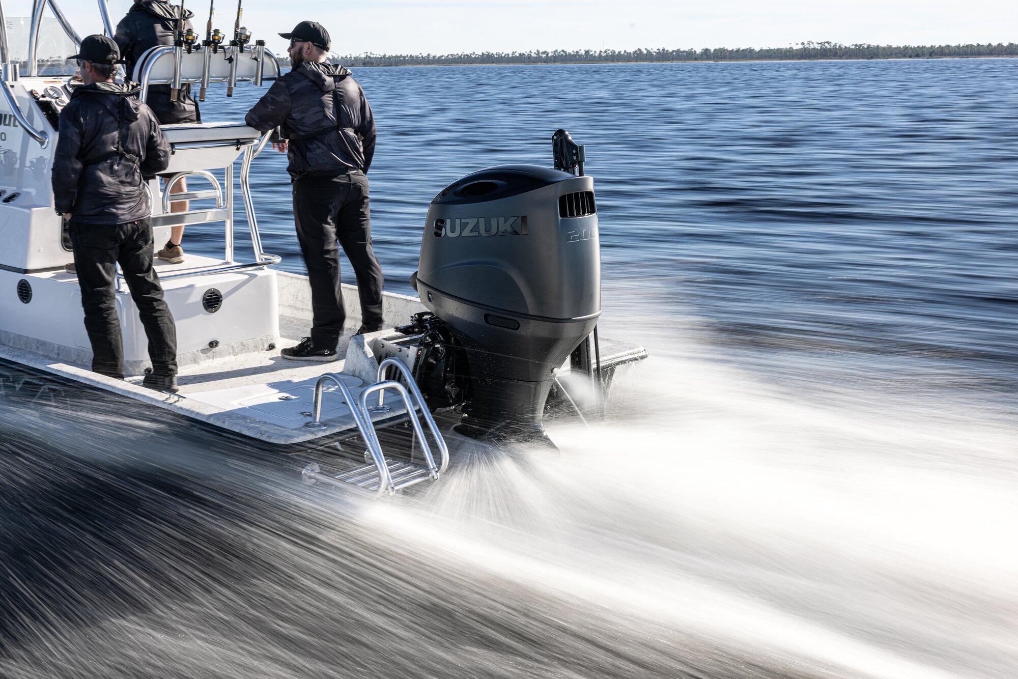 Zwei Männer auf einem Angelboot