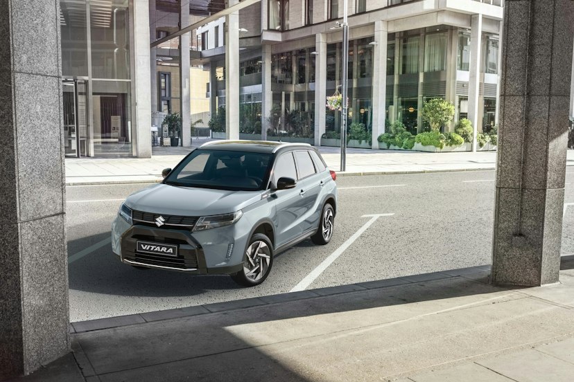 Suzuki Vitara vor einem Haus