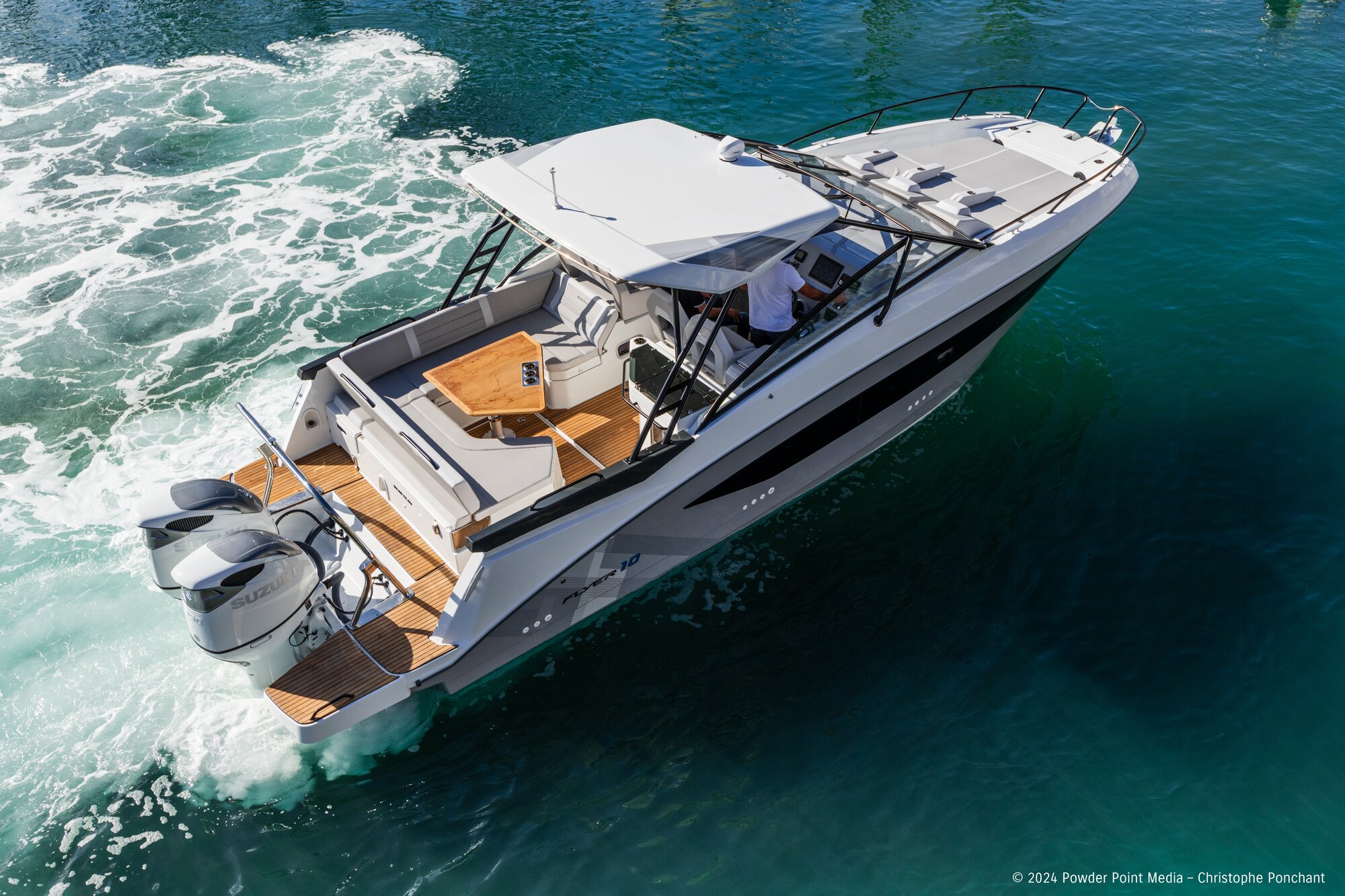 Mann steuert ein Boot 