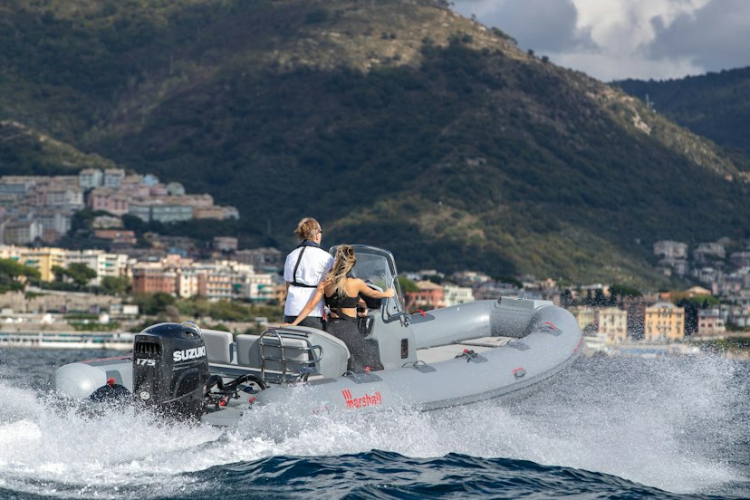 Zwei Personen auf einem Schlauchboot