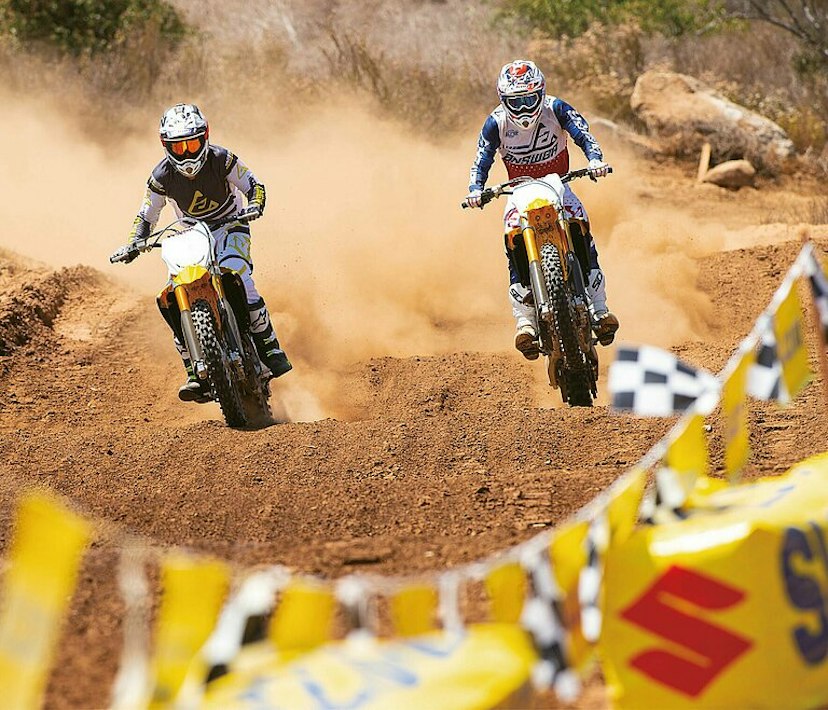 Zwei Suzuki RM-Z250