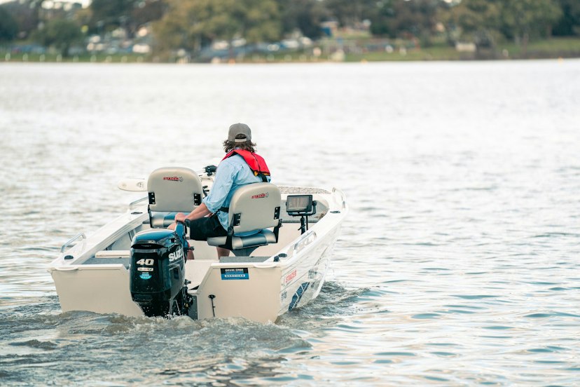 Mann auf Boot mit Suzuki Motor 