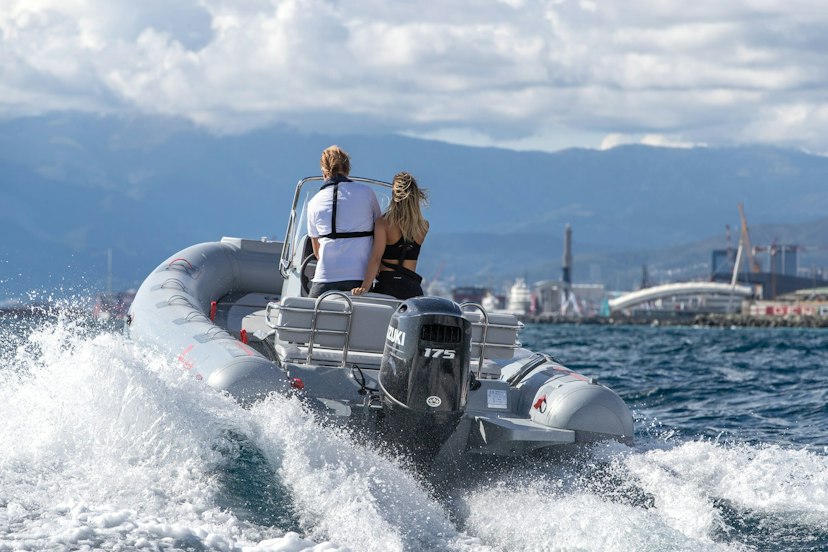 Zwei Personen auf einem Schlauchboot