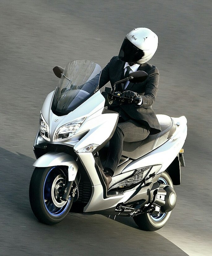 Weisse Suzuki Burgman 400
