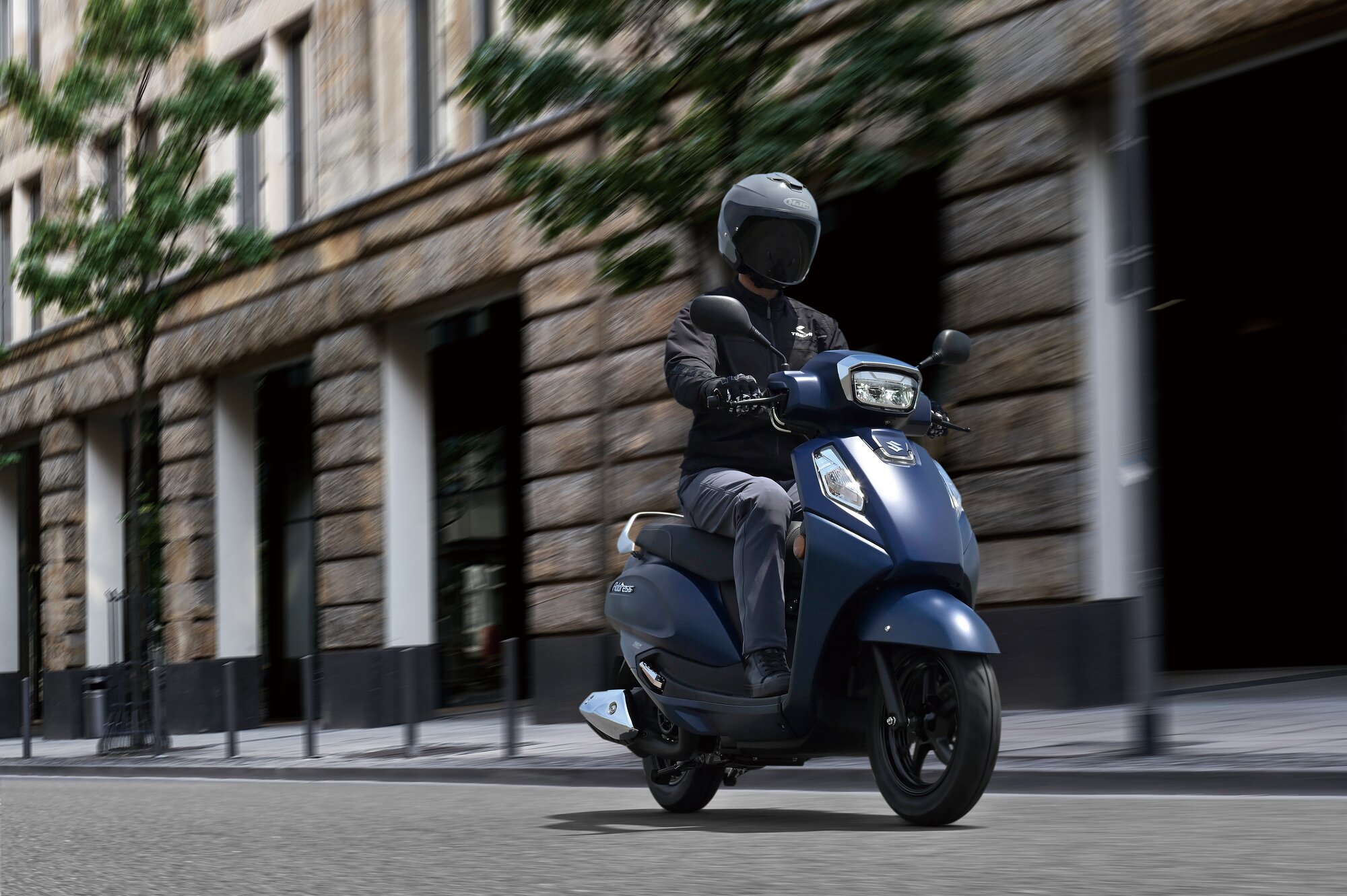 Address 125 und Mann mit Helm in der Hand