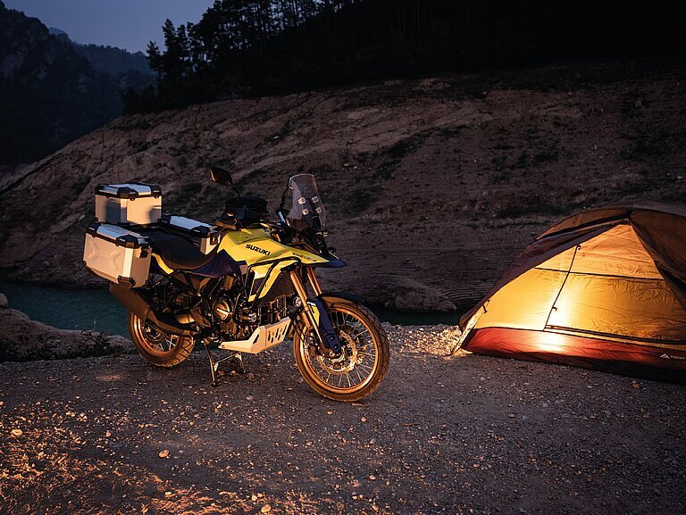 Suzuki V Storm 800DE Seitenansicht und Zelt im Hintergrund