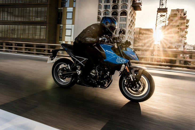 Suzuki GSX-8S mit Fahrer