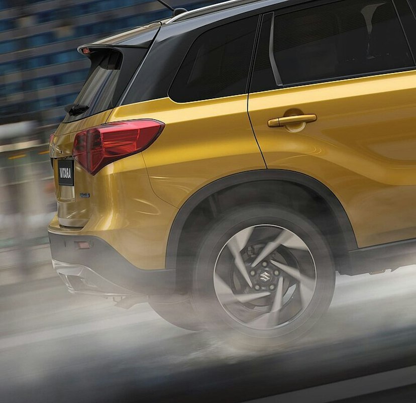 Gelber Suzuki, Vitara mit Fokus auf Hinterrad