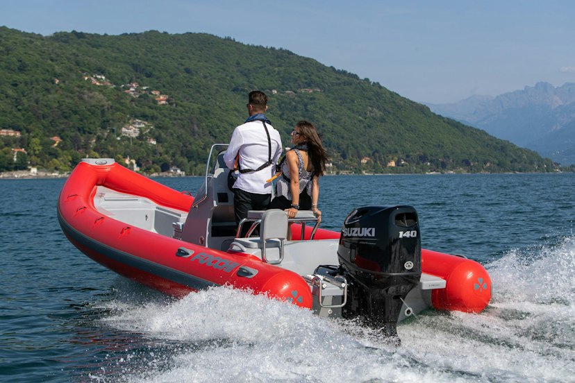 Mann und Frau auf einem Schlauchboot