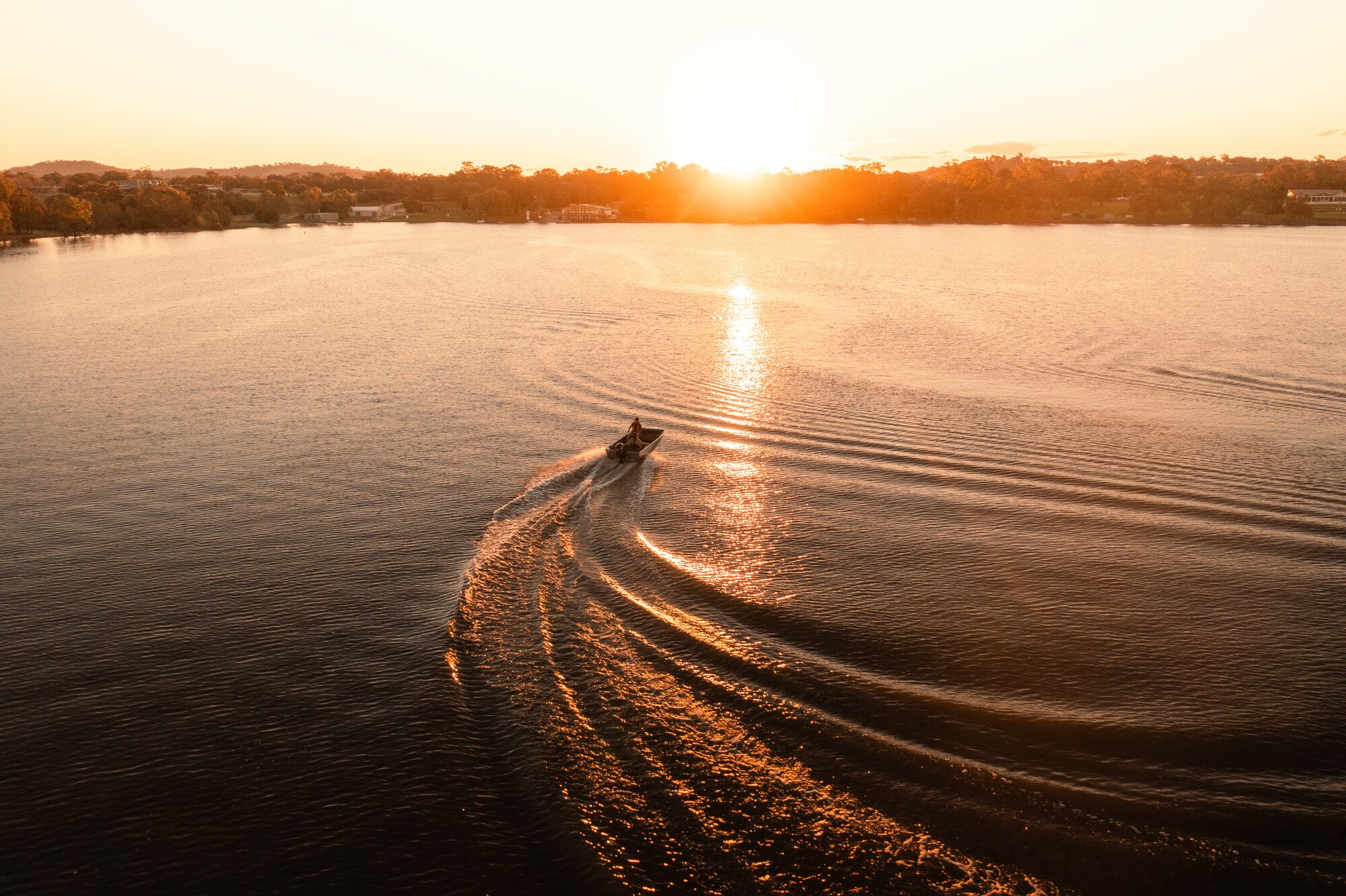 Schlauchboot fahrt in den Sonnenuntergang