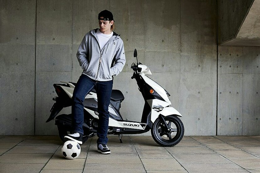 Avenis 125 mit Fahrer und Fussball