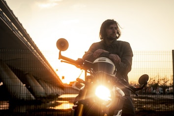 Suzuki GSX-8T in der Abenddämmerung