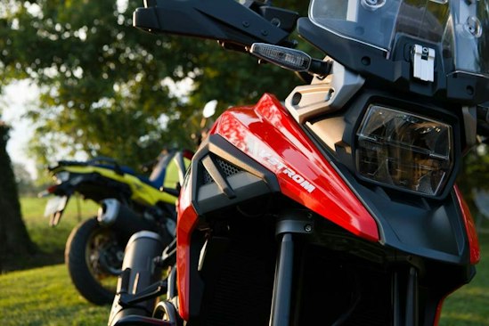 Une moto rouge et une moto jaune