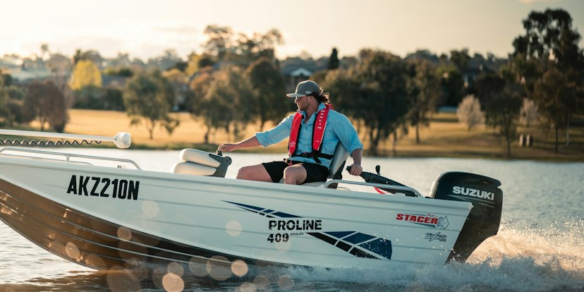 Mann auf Boot mit Suzuki Motor 