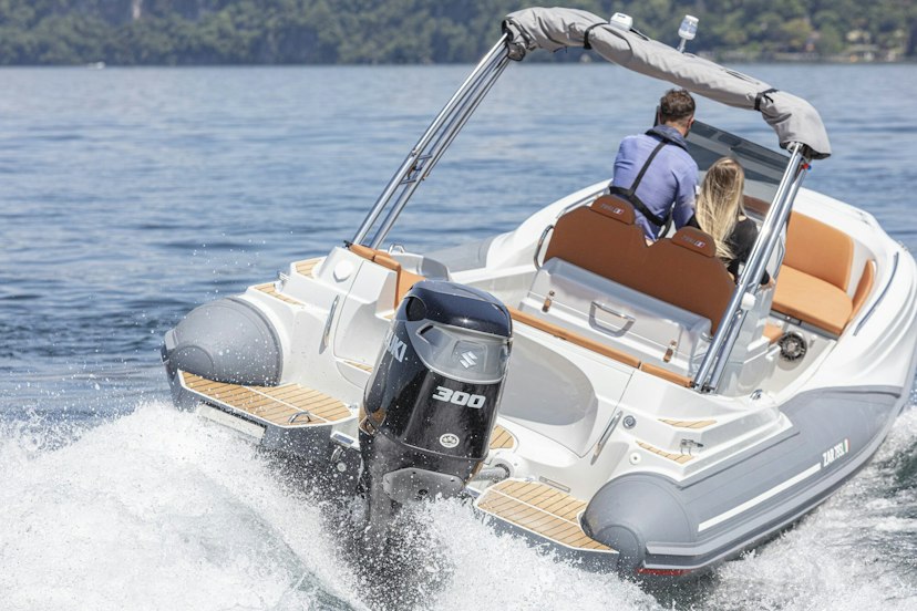 Mann und Frau auf einem Boot