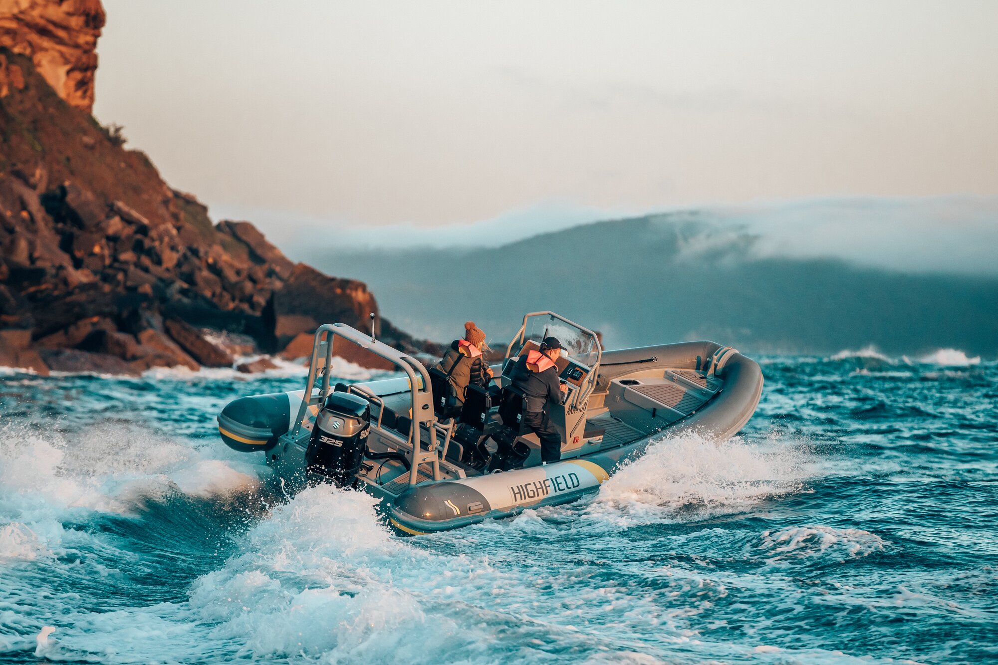 Zwei Männer auf einem Schlauchboot