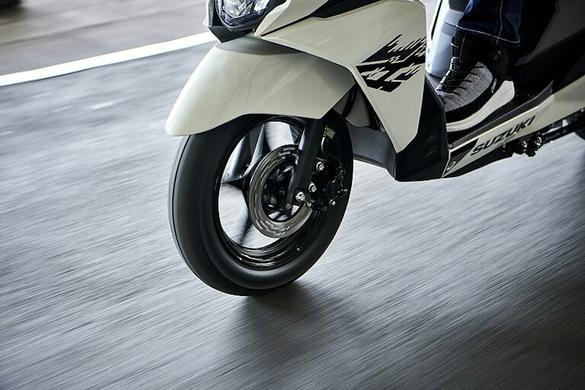 Avenis 125 Vorderrad