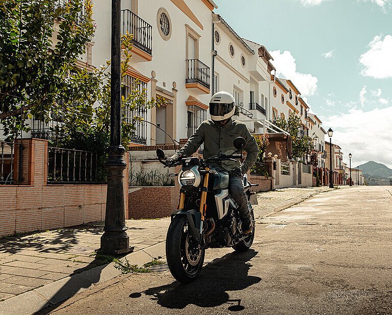 Suzuki GSX-8T in einer Stadt