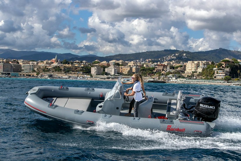 Zwei Personen auf einem Schlauchboot