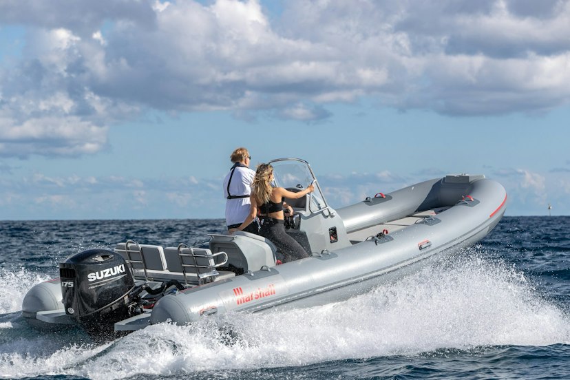 Zwei Personen auf einem Schlauchboot