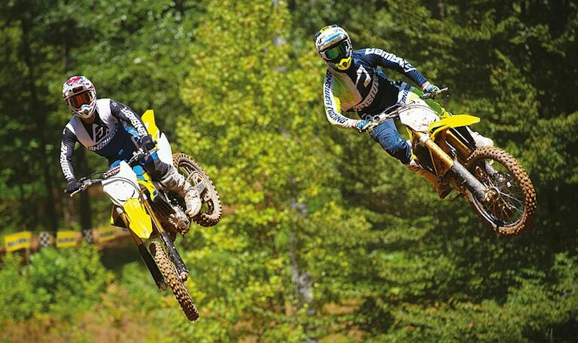 Zwei Suzuki RM-Z450 in der Luft