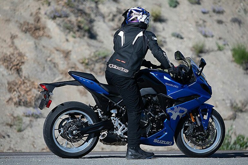 Suzuki GSX-8R mit Fahrer auf dem Töff