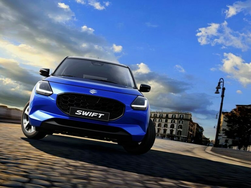 Ein blauer Suzuki Swift von vorne 