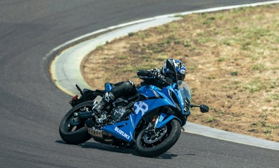 Suzuki GSX-8R mit Fahrer in der Kurve