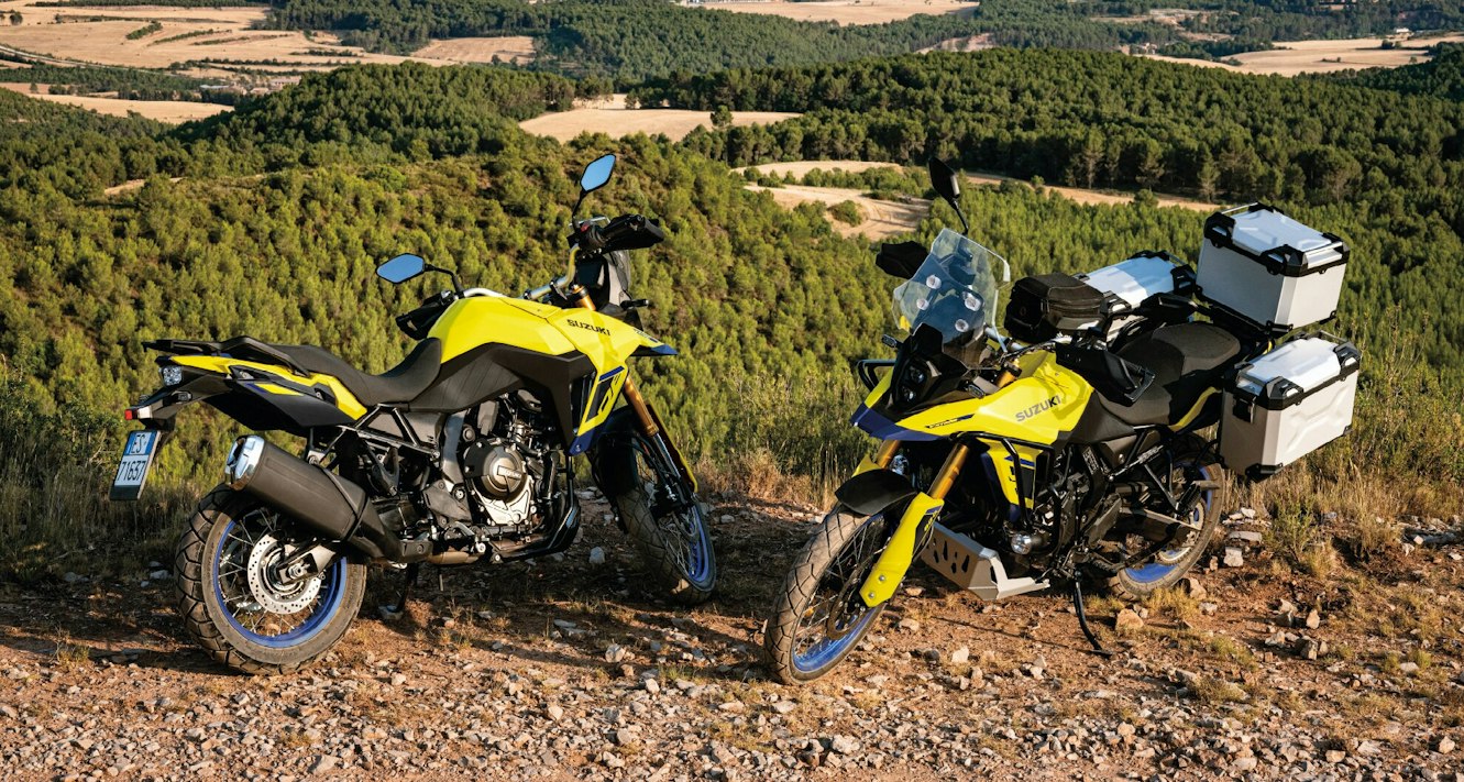 Gelbe Suzuki V-Storm 800DE im Wald