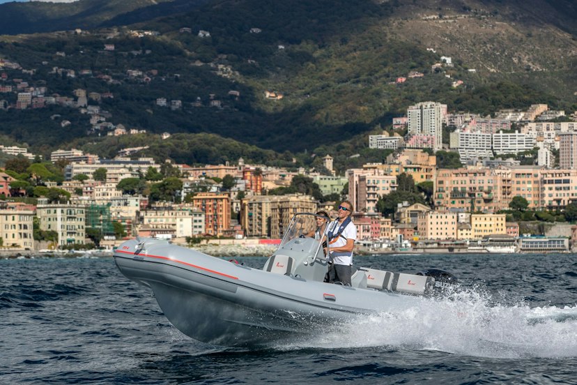 Zwei Personen auf einem Schlauchboot