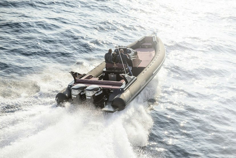 Zwei Männer auf einem Schlauchboot