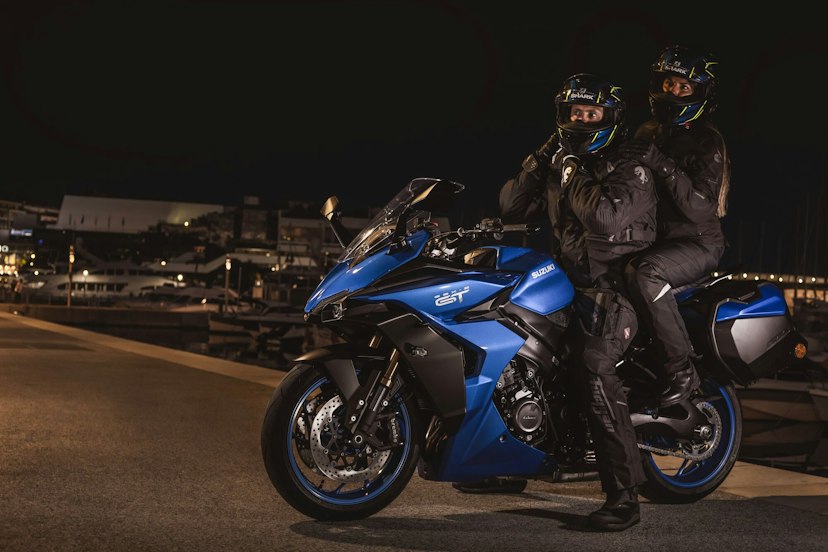 Suzuki GSX-S1000GT mit Fahrer und Beifahrer