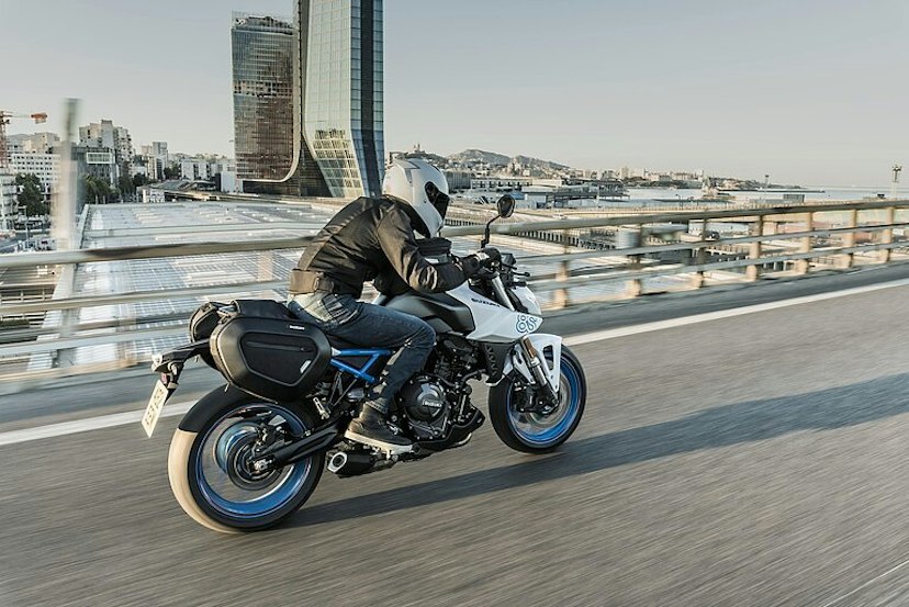 Suzuki GSX-8S auf Strasse in Grossstadt