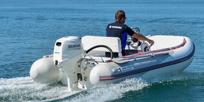 Mann im Schlauchboot